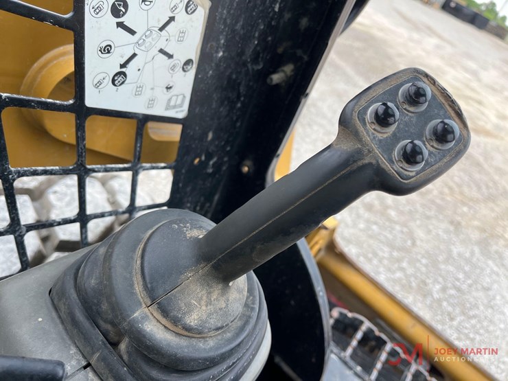 2019-caterpillar-242d-image-15