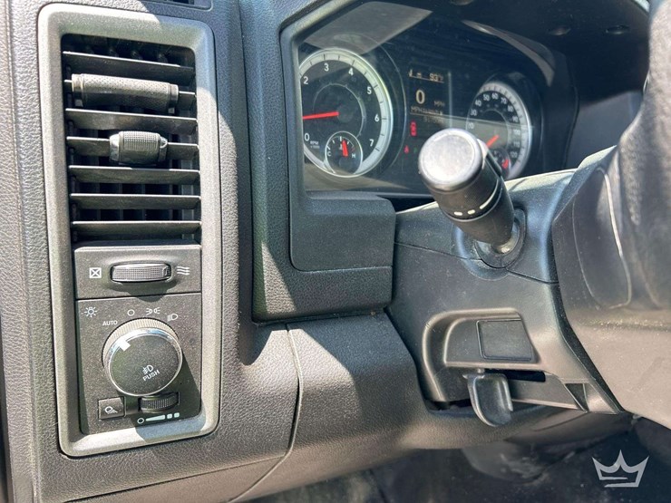 2021-ram-1500-classic-image-14