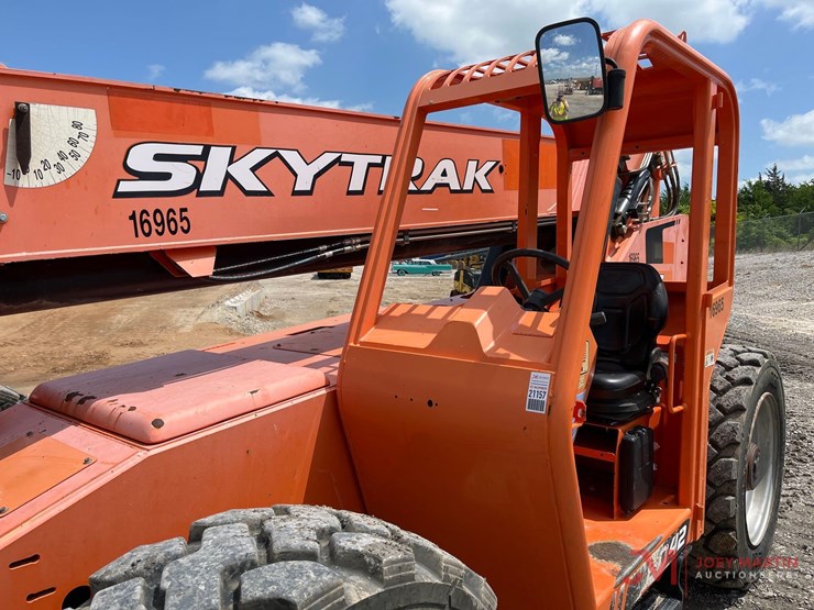2016-jlg-8042-image-6
