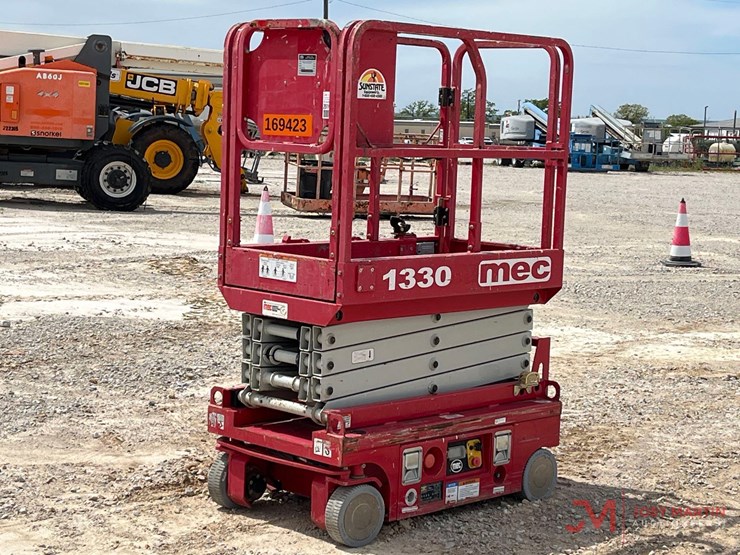 2012-mec-1330-scissor-lift-image-2
