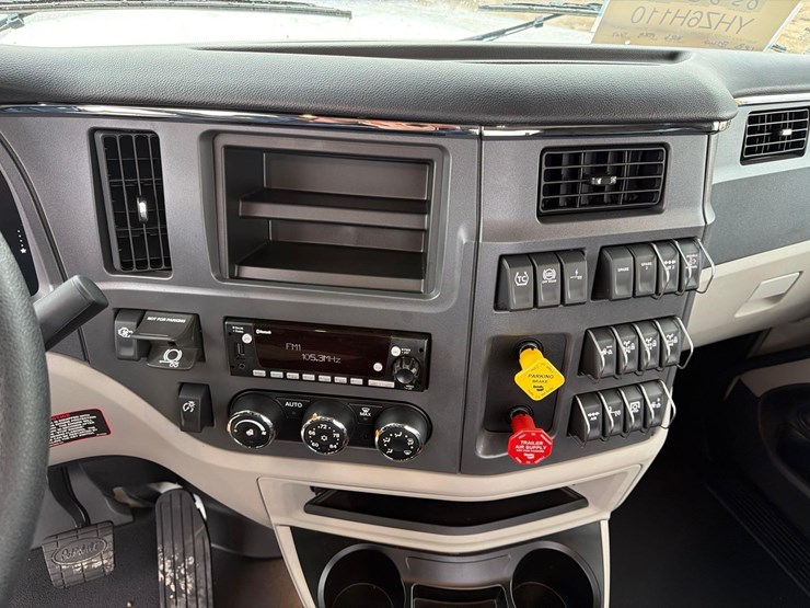 peterbilt-567-image-35