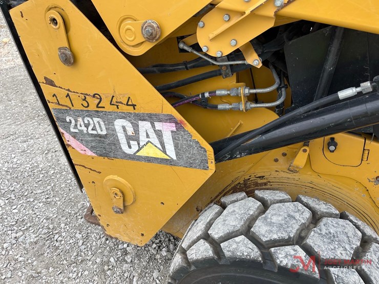 2019-caterpillar-242d-image-9