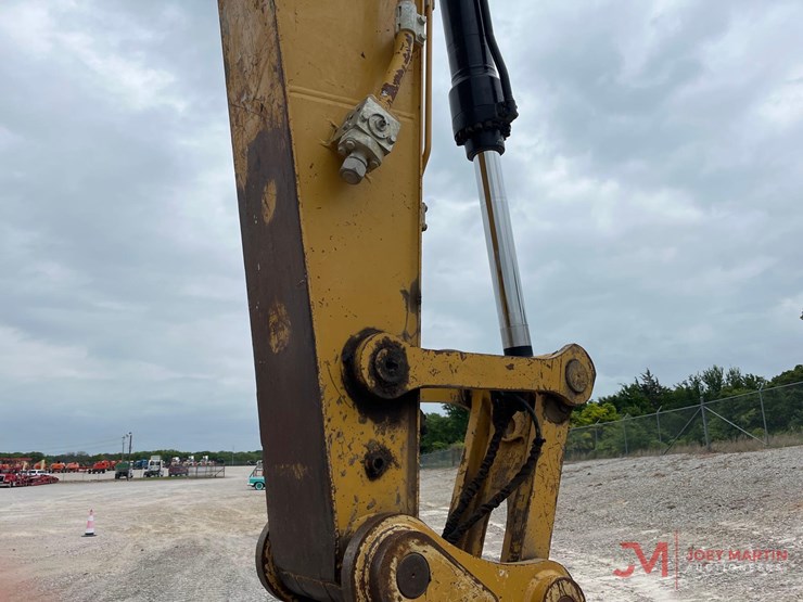 caterpillar-320-image-14