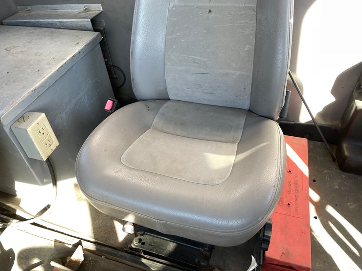 2003-freightliner-fl70-image-149