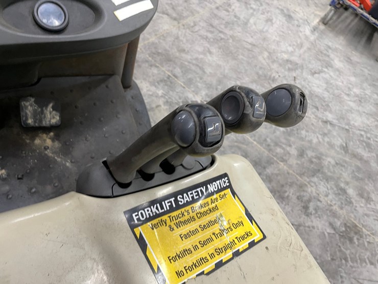 #300-•-crown-3,000lbs.-electric-forklift-image-33