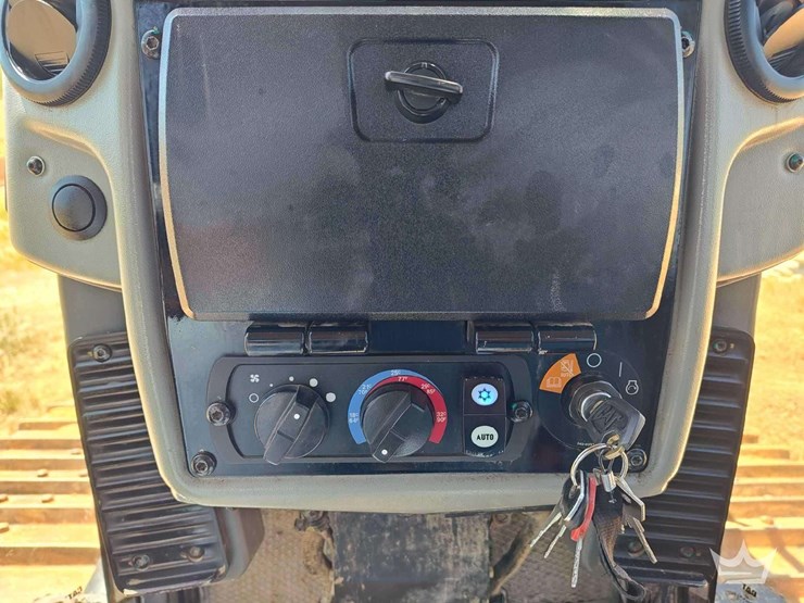 2019-caterpillar-d6n-lgp-image-32