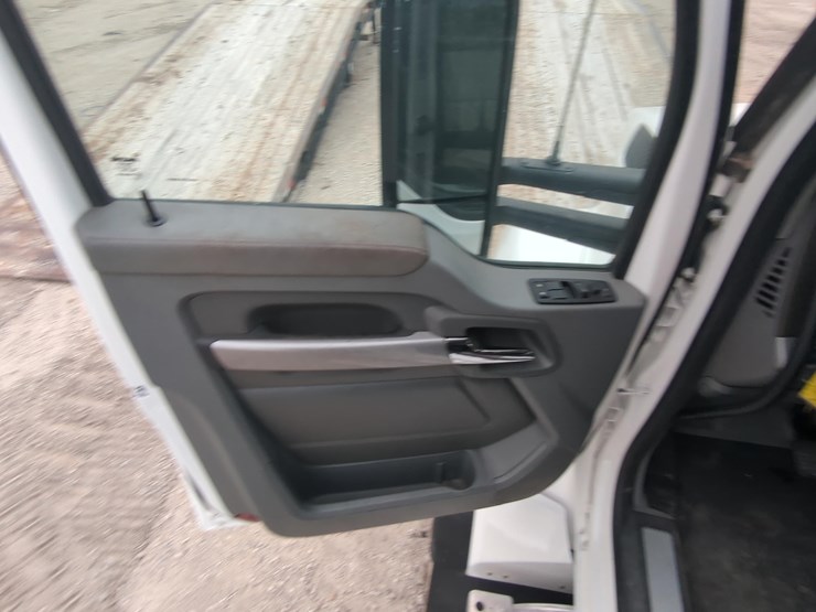 2016-kenworth-t880-image-15