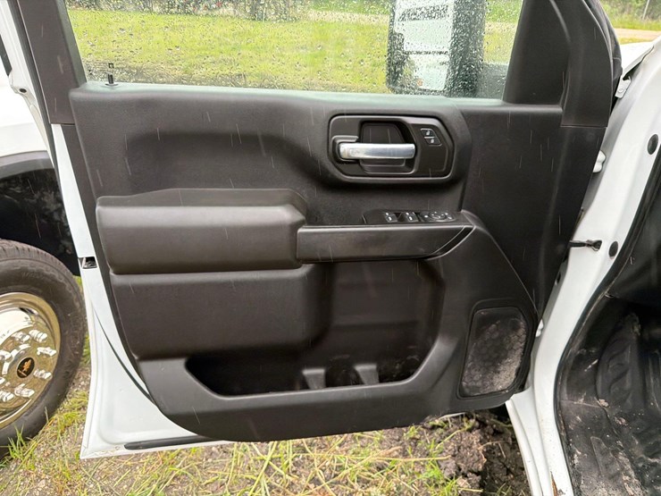 2021-chevrolet-3500-image-17