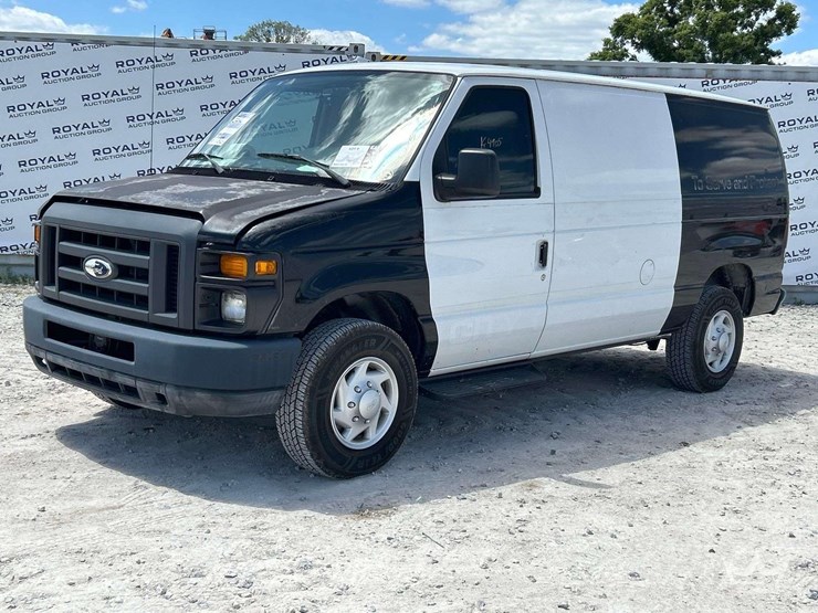2014-ford-cargo-image-1