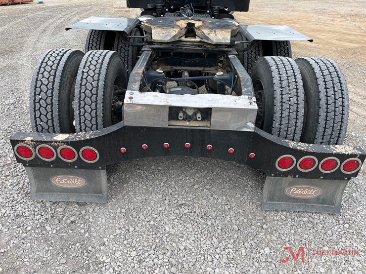 2019-peterbilt-389-image-10
