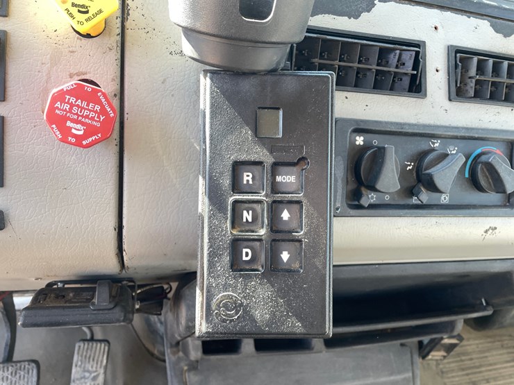 2003-freightliner-fl70-image-159