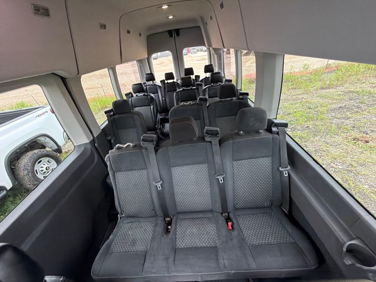 2021-ford-e350-image-14