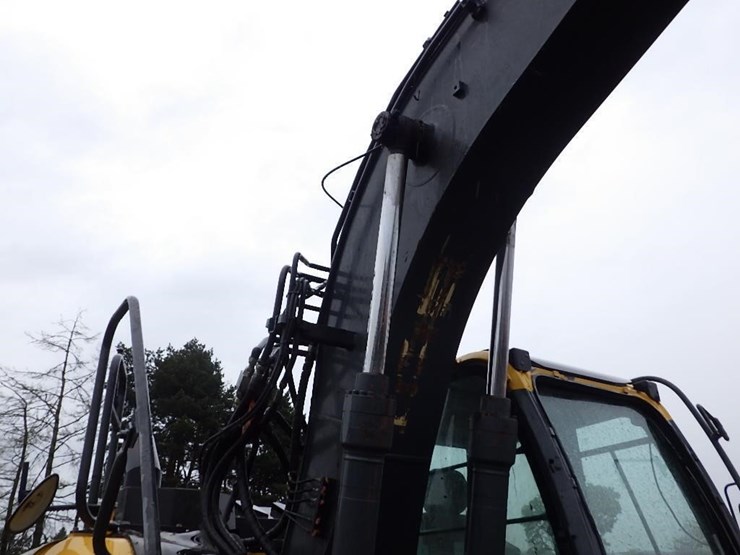 deere-135g-image-30