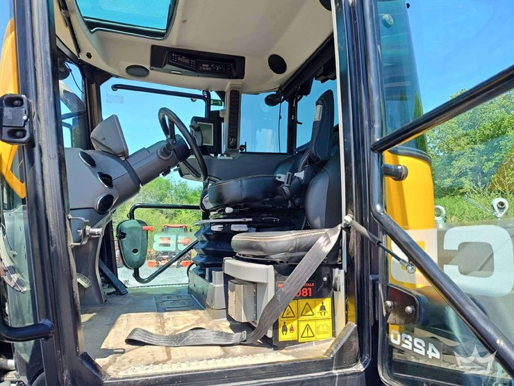 2022-jcb-fastrac-4220-image-16