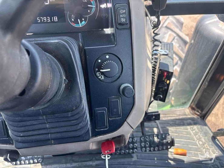 2016-john-deere-6135e-image-16