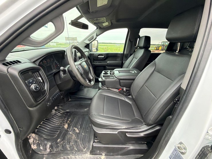 2022-chevrolet-3500-image-16