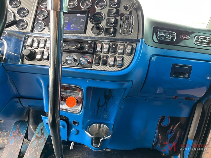 2019-peterbilt-389-image-16