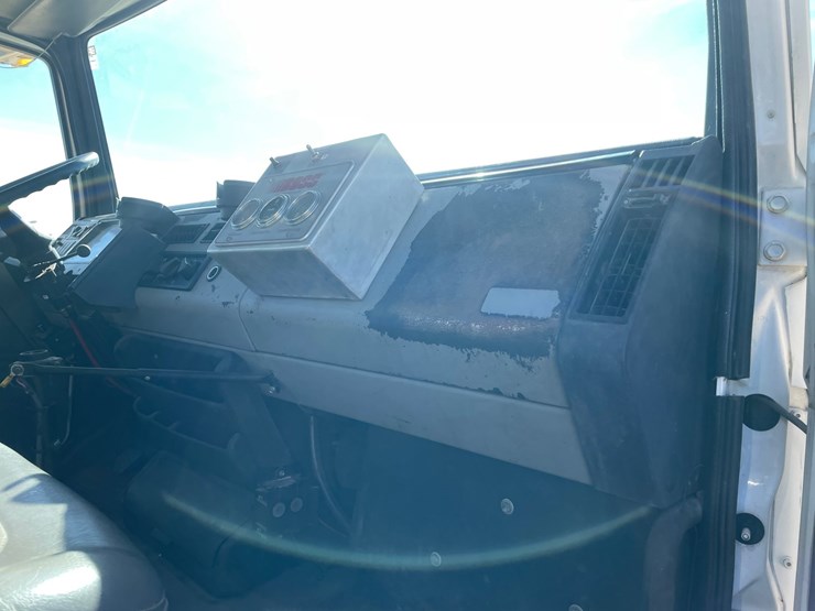 2003-freightliner-fl70-image-143