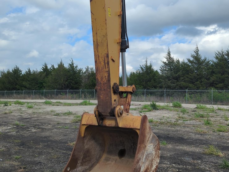 2019-caterpillar-320-image-7