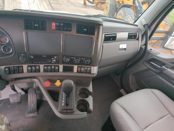2016-kenworth-t880-image-17