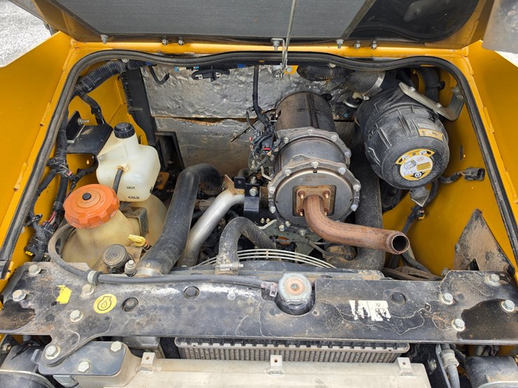 2022-deere-317g-image-17