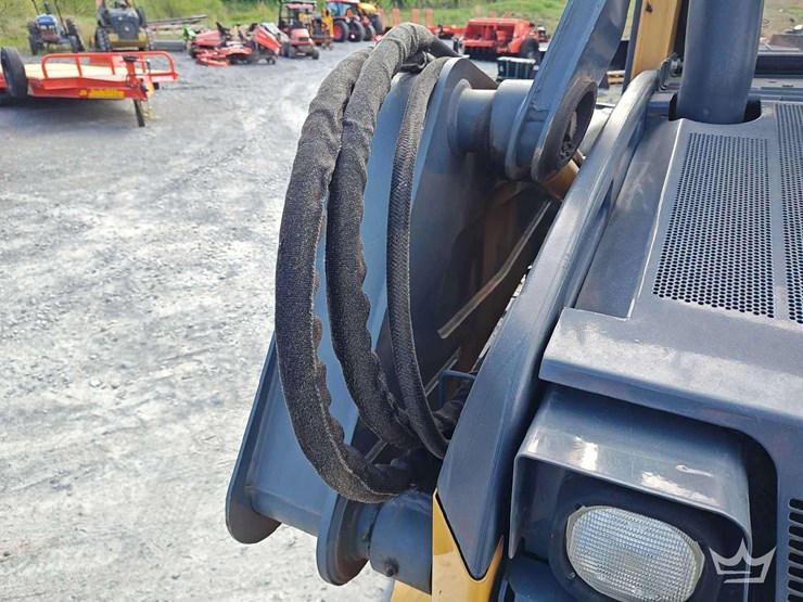 2015-deere-319e-image-10