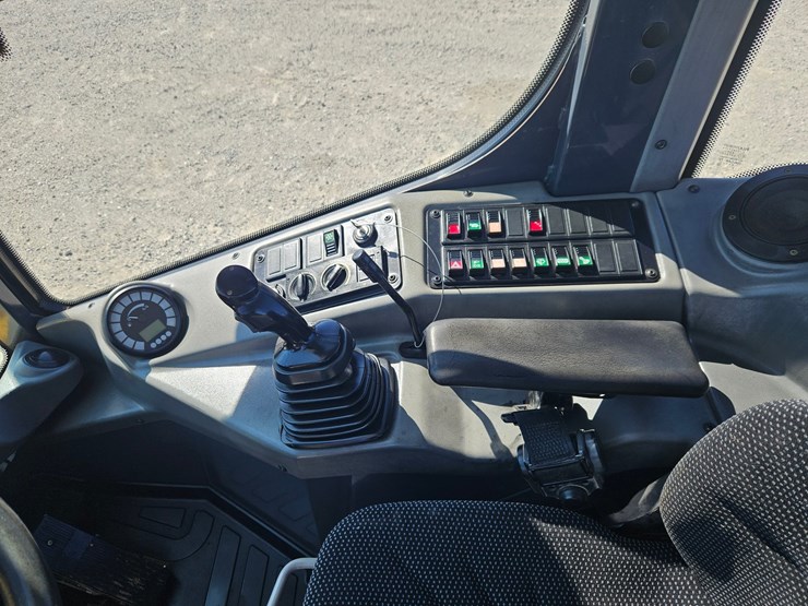 2013-deere-204k-image-15