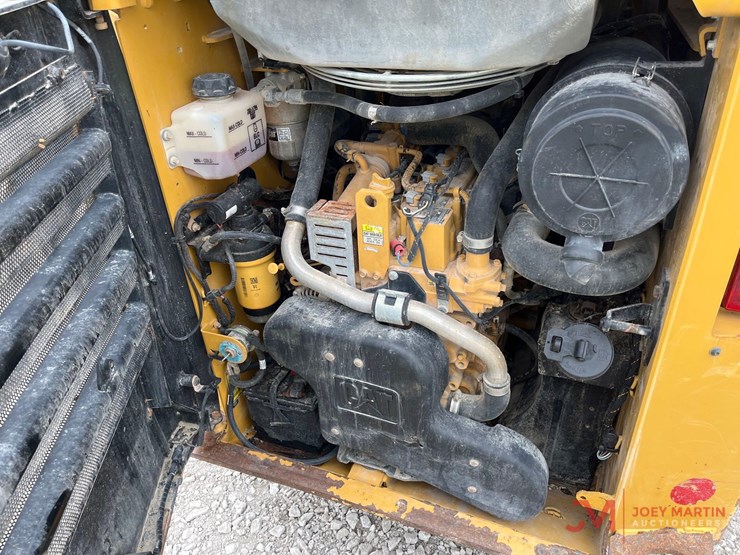 2019-caterpillar-242d-image-8