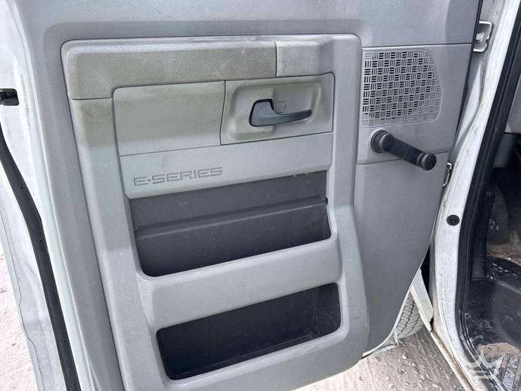 2011-ford-cargo-image-11