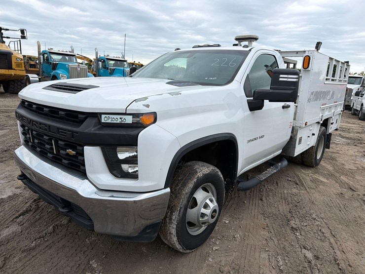 2021-chevrolet-3500hd-image-2