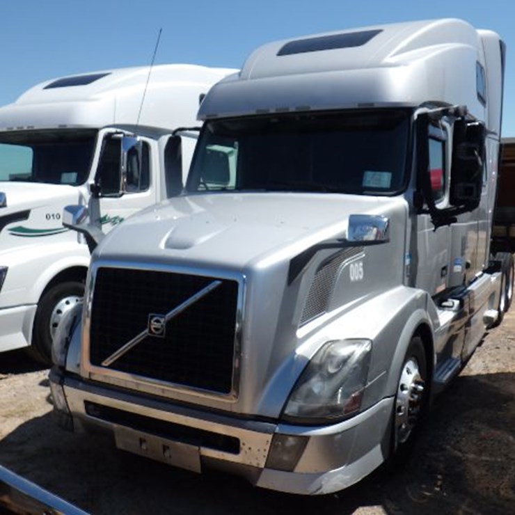 2018 VOLVO VNL780