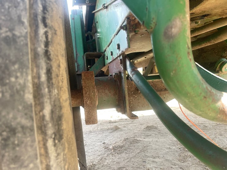 john-deere-337-image-38
