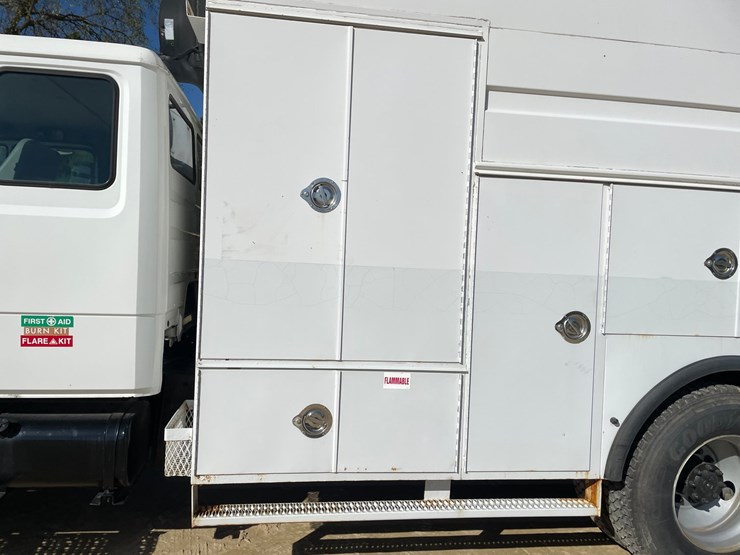 2003-freightliner-fl70-image-29