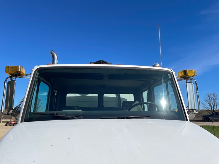 2003-freightliner-fl70-image-15