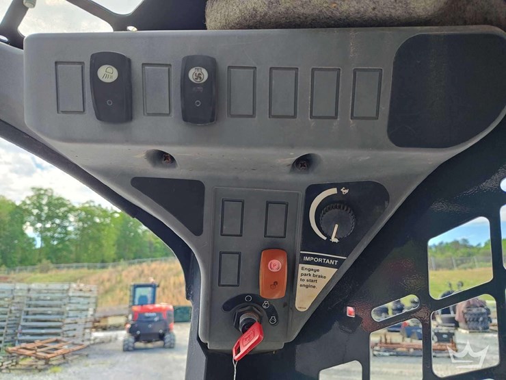 2015-deere-319e-image-22