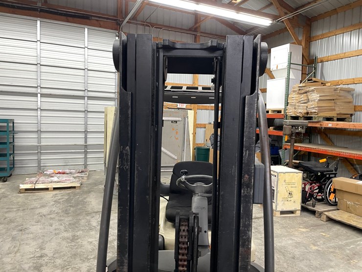 #300-•-crown-3,000lbs.-electric-forklift-image-23