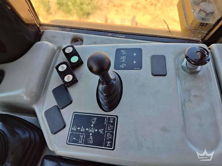 2019-caterpillar-d6n-lgp-image-38