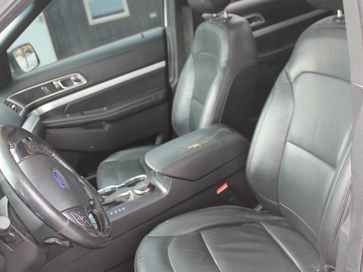2017-ford-explorer-image-13