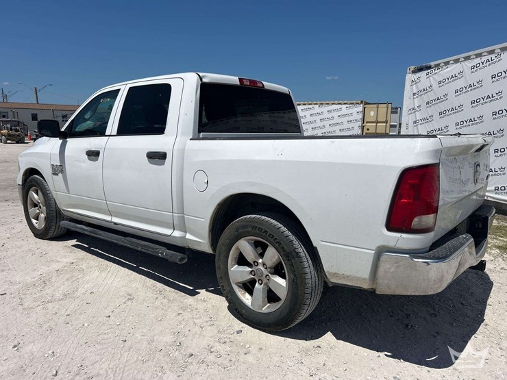 2021-ram-1500-classic-image-4