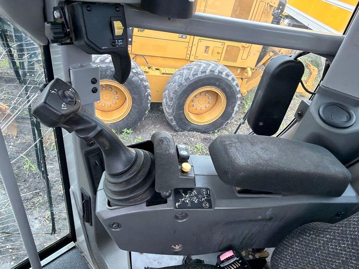 caterpillar-140m2-image-22