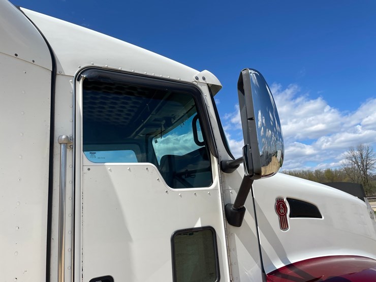 2013-kenworth-t660-image-23