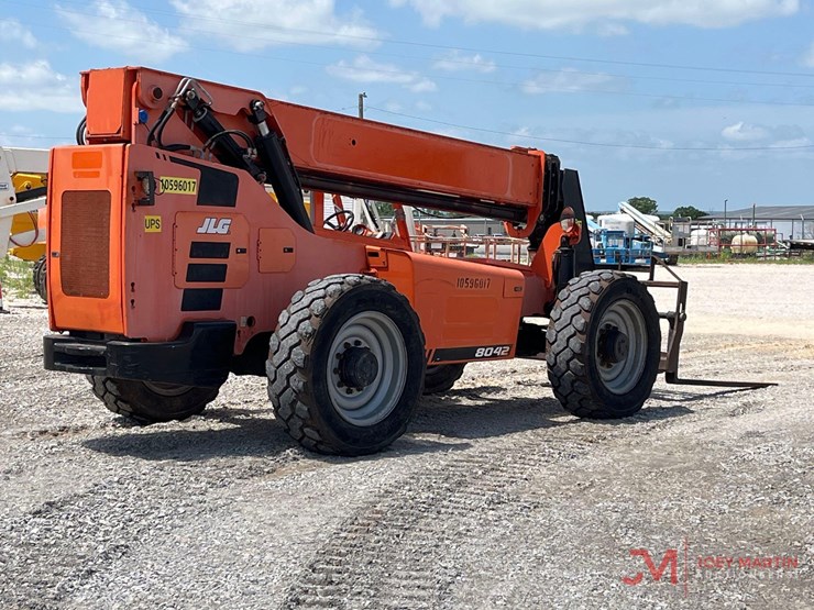 2012-jlg-8042-image-2
