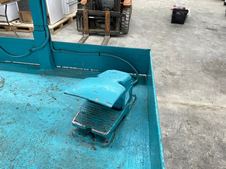#304-•-2012-airman-encl040-track-drive-scissor-lift-image-14