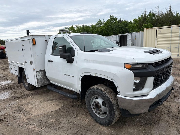 2021-chevrolet-3500hd-image-3
