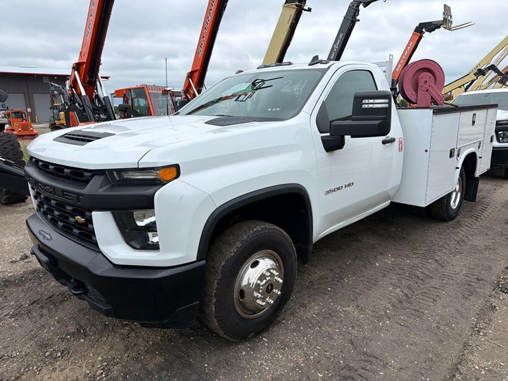 2022-chevrolet-3500-image-1