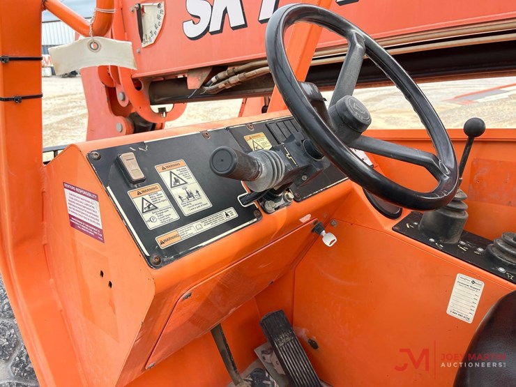2013-jlg-6036-image-6