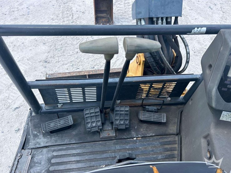 2013-deere-27d-image-15