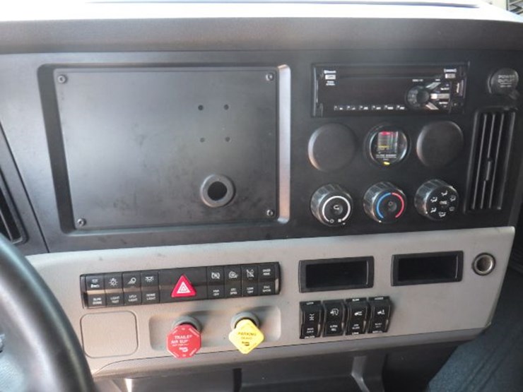 2019-freightliner-cascadia-126-image-18