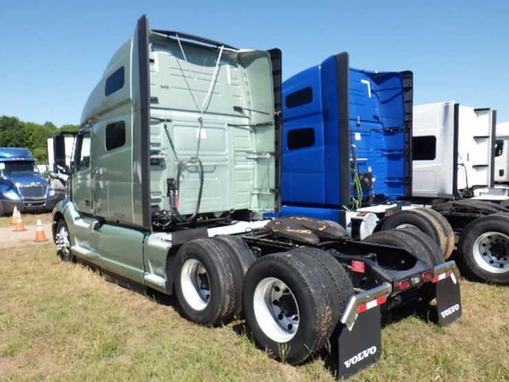 2020-volvo-vnl860-image-15