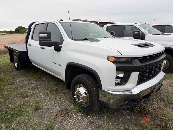 2022-chevrolet-3500-image-2